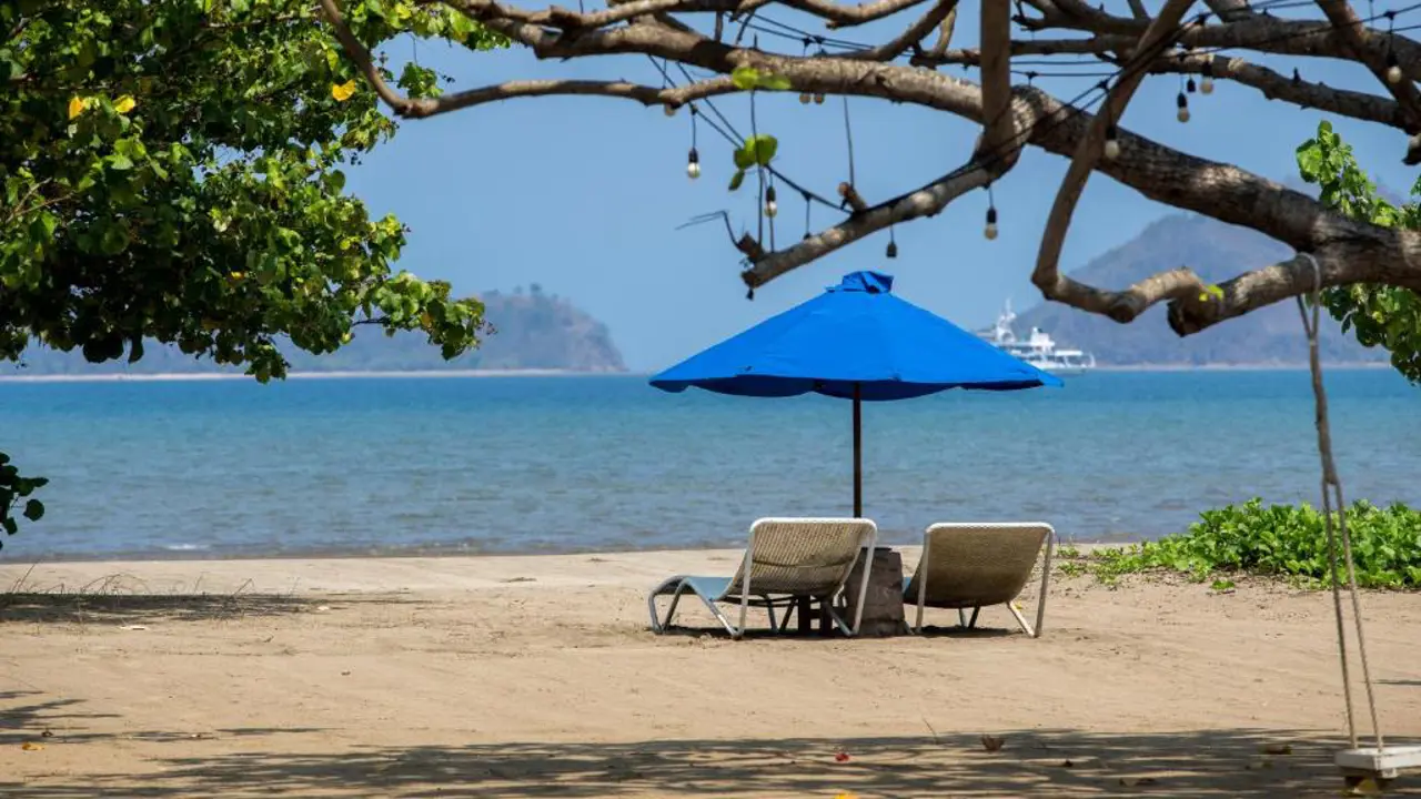 Puri Sari Beach Hotel, Labuan Bajo, beach