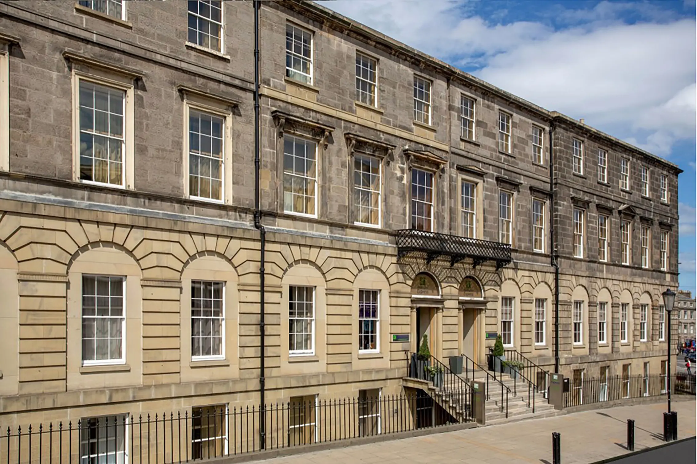 Holiday Inn Express Edinburgh City Centre Slide1